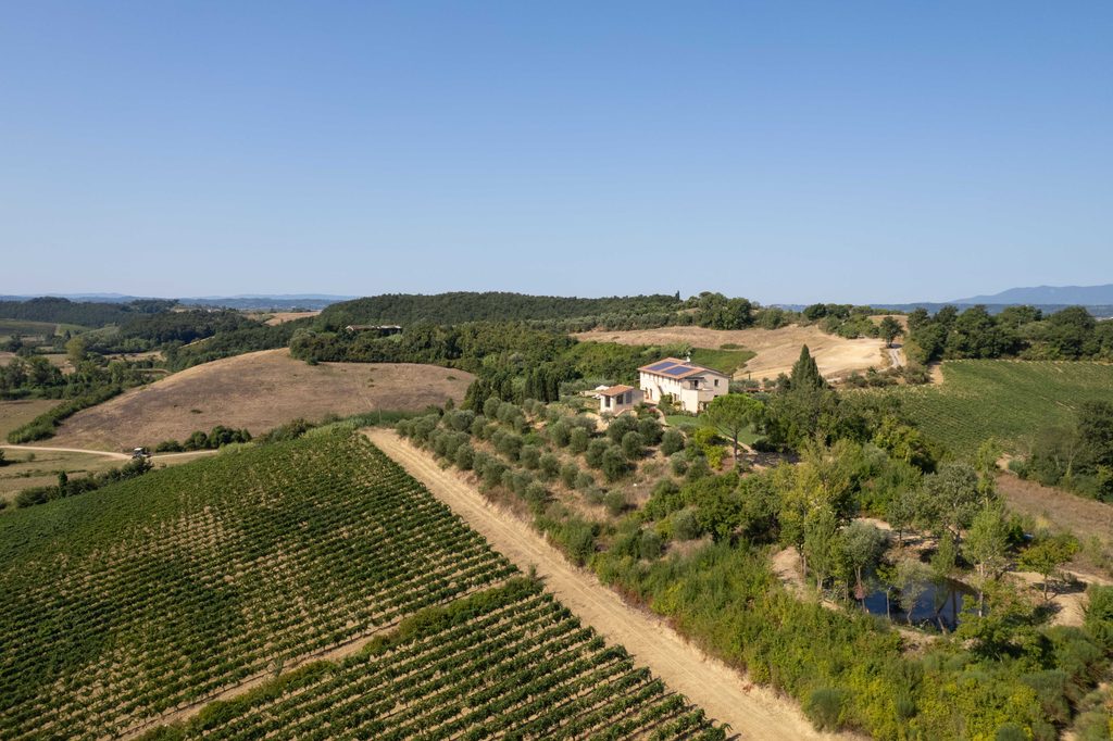 Vista aerea di Castelforno tra la vigna, l'oliveto e il laghetto, nel paesaggio collinare di Cerreto Guidi.